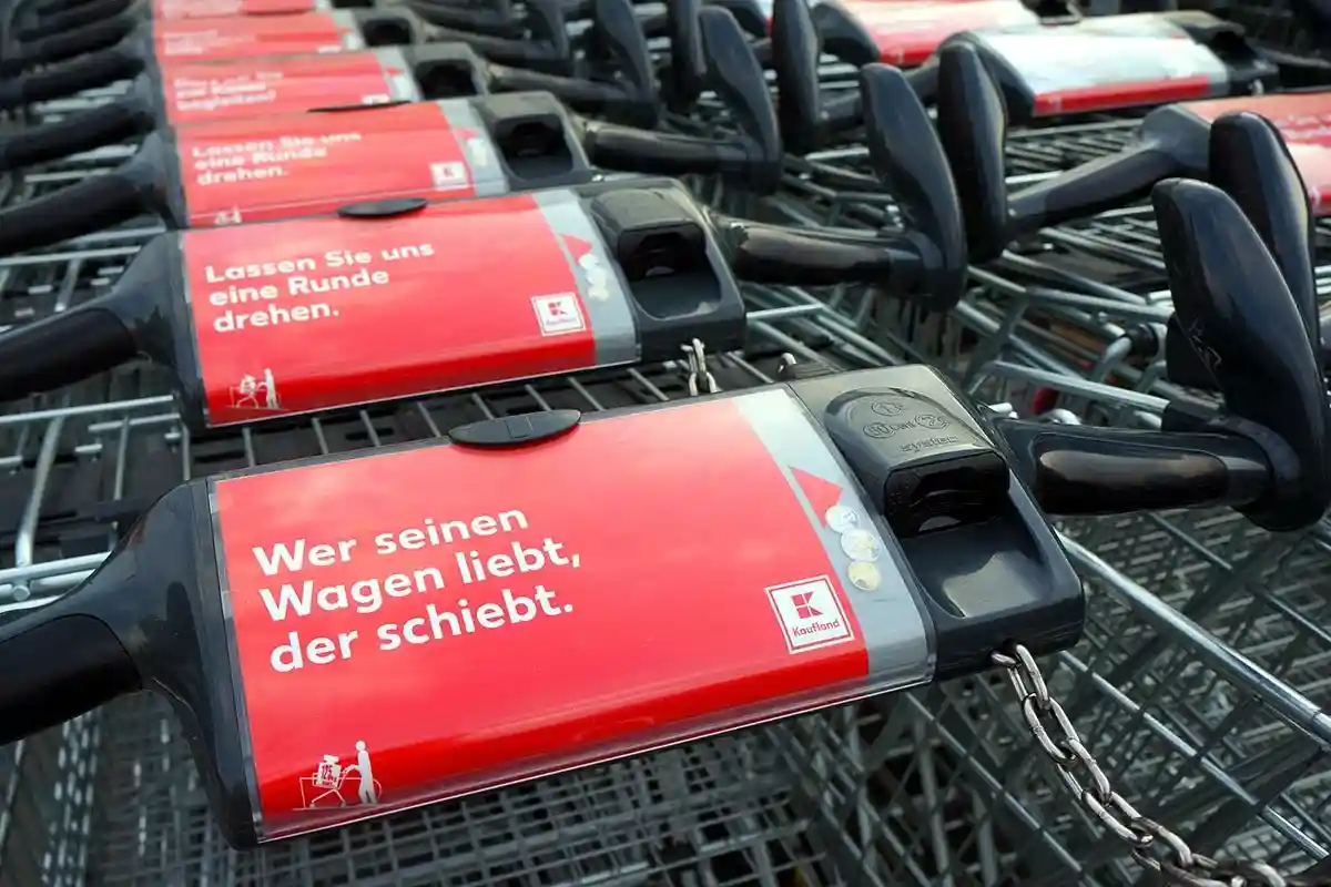 Стоимость пользования тележкой в магазине Берлина обойдется от 50 центов до 2 евро. Фото: shutterstock.com