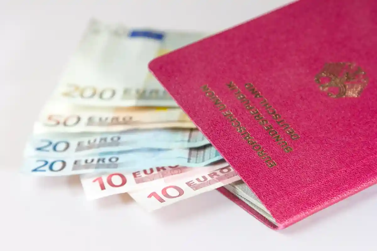 Влияние гражданства на зарплаты в Германии: разница в 900 евро