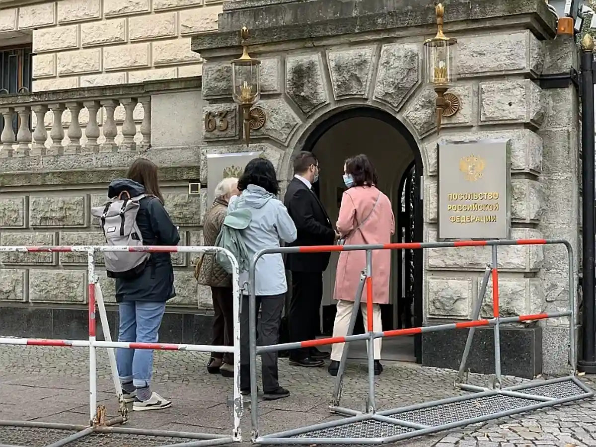 Очередь российских граждан в посольство РФ в Германии для голосования. Фото: Григорий Родин