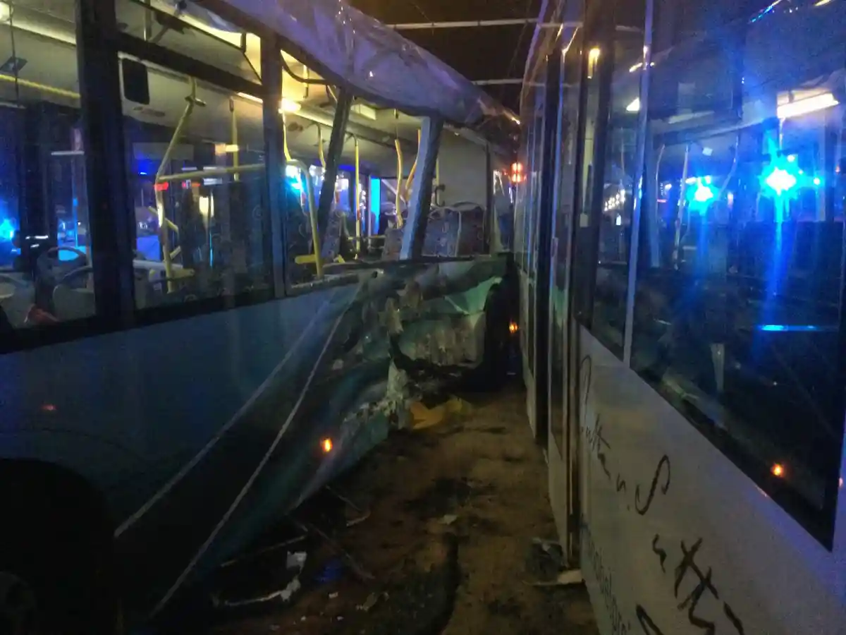 Повреждения автобуса и трамвая / Фото: presseportal.de