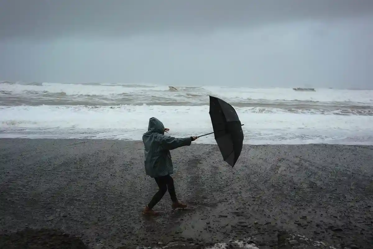 По словам Доминика Юнга, 31 октября жителям Германии нужно готовиться к тому, что погода будет ветреной и штормовой. Фото: Dziana Hasanbekava / Pexels.com