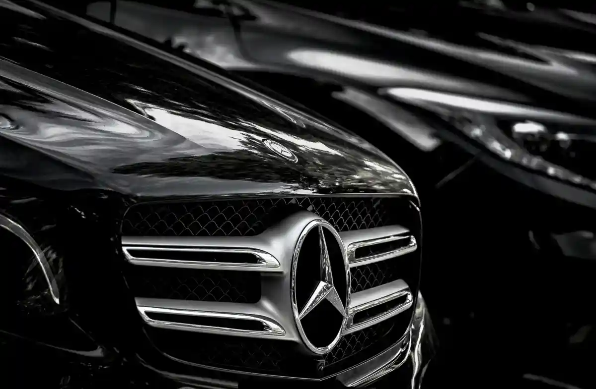 Производитель автомобилей и грузовиков Daimler показал хорошие результаты в прошлом квартале, несмотря на резкий спад продаж. Фото: Chuchawan / Shutterstock.com