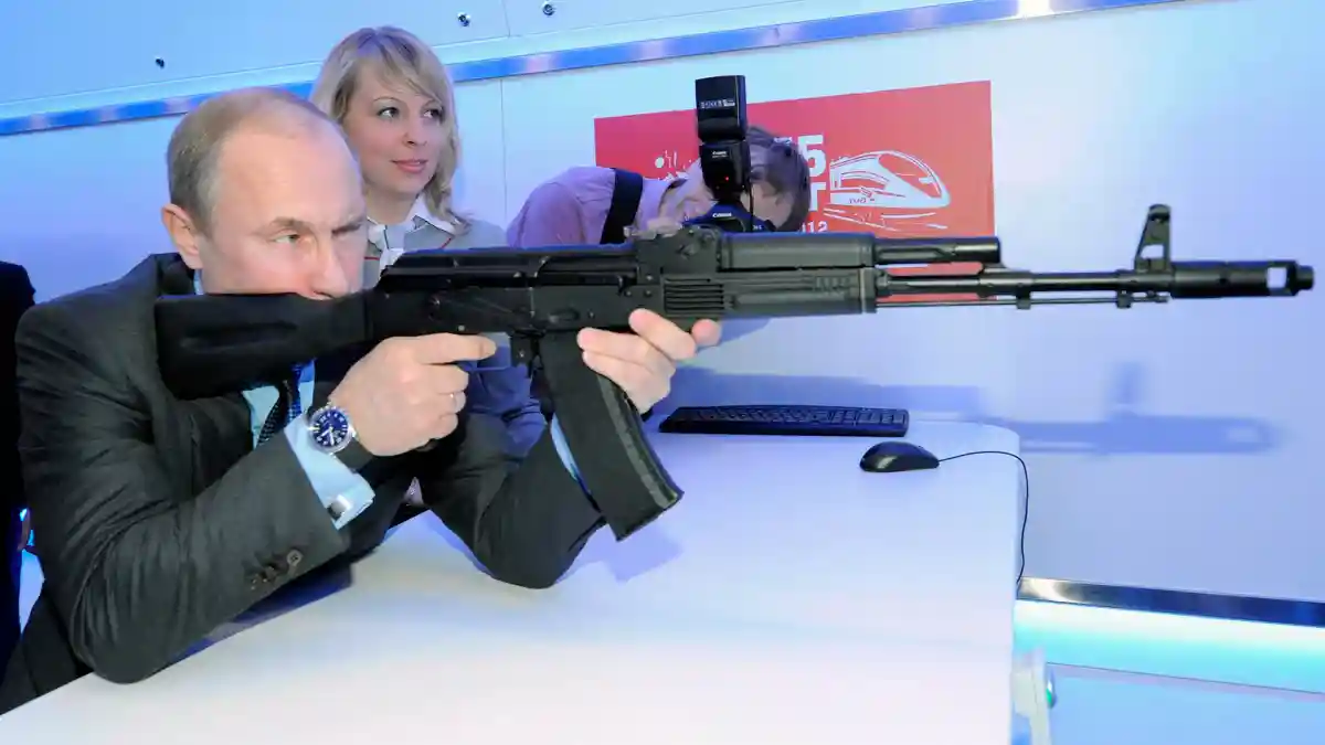 Владимир Путин испытывает АК-74 во время военной выставки в России / Фото: fullpicture.ru
