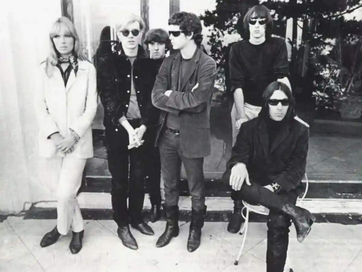 The Velvet Underground и Энди Уорхолл в 1966 году. Слева направо: Нико, Энди Уорхолл, Морин Такер, Лу Рид, Стерлинг Моррисон и Джон Кейл