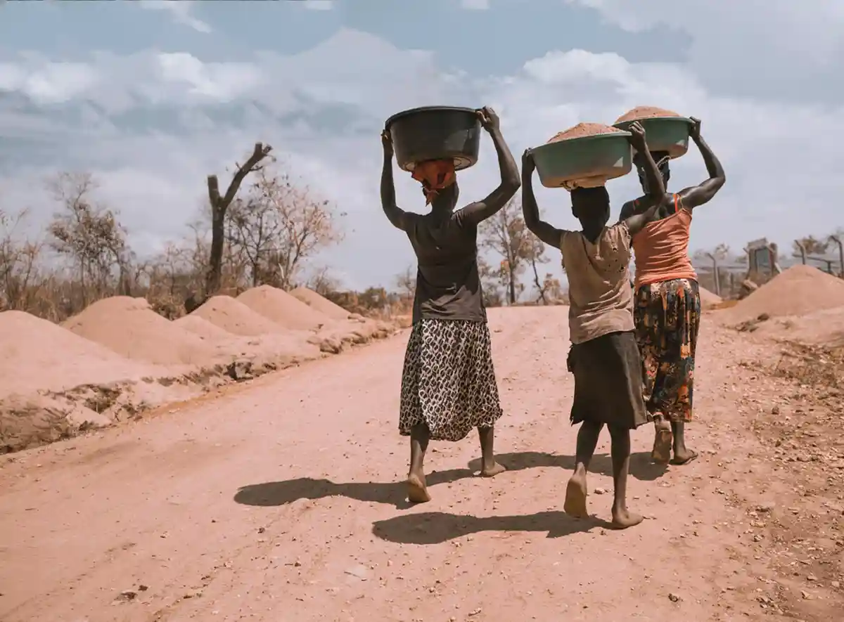 Засуха и голод на Мадагаскаре. Люди едят глину и листья фото 1