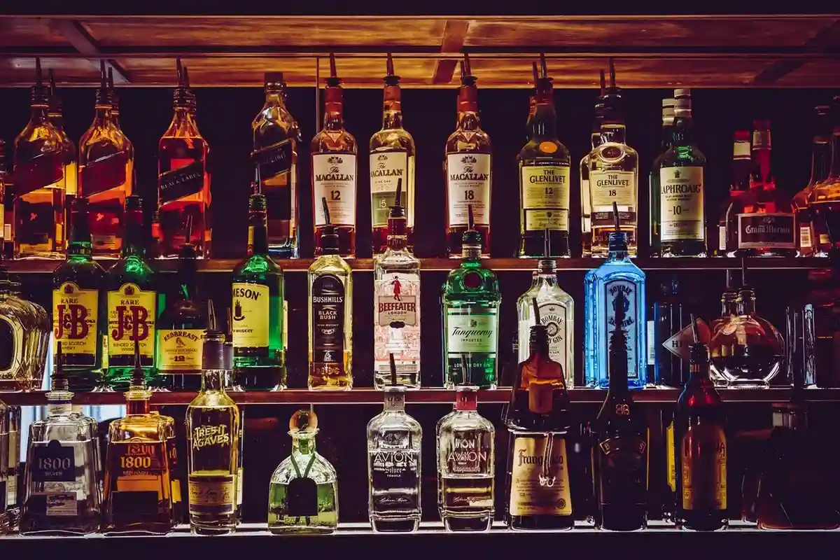 Самый большой ассортимент элитного алкоголя доступен взрослым в барах и ресторанах. Фото: Chris F. / pexels.com