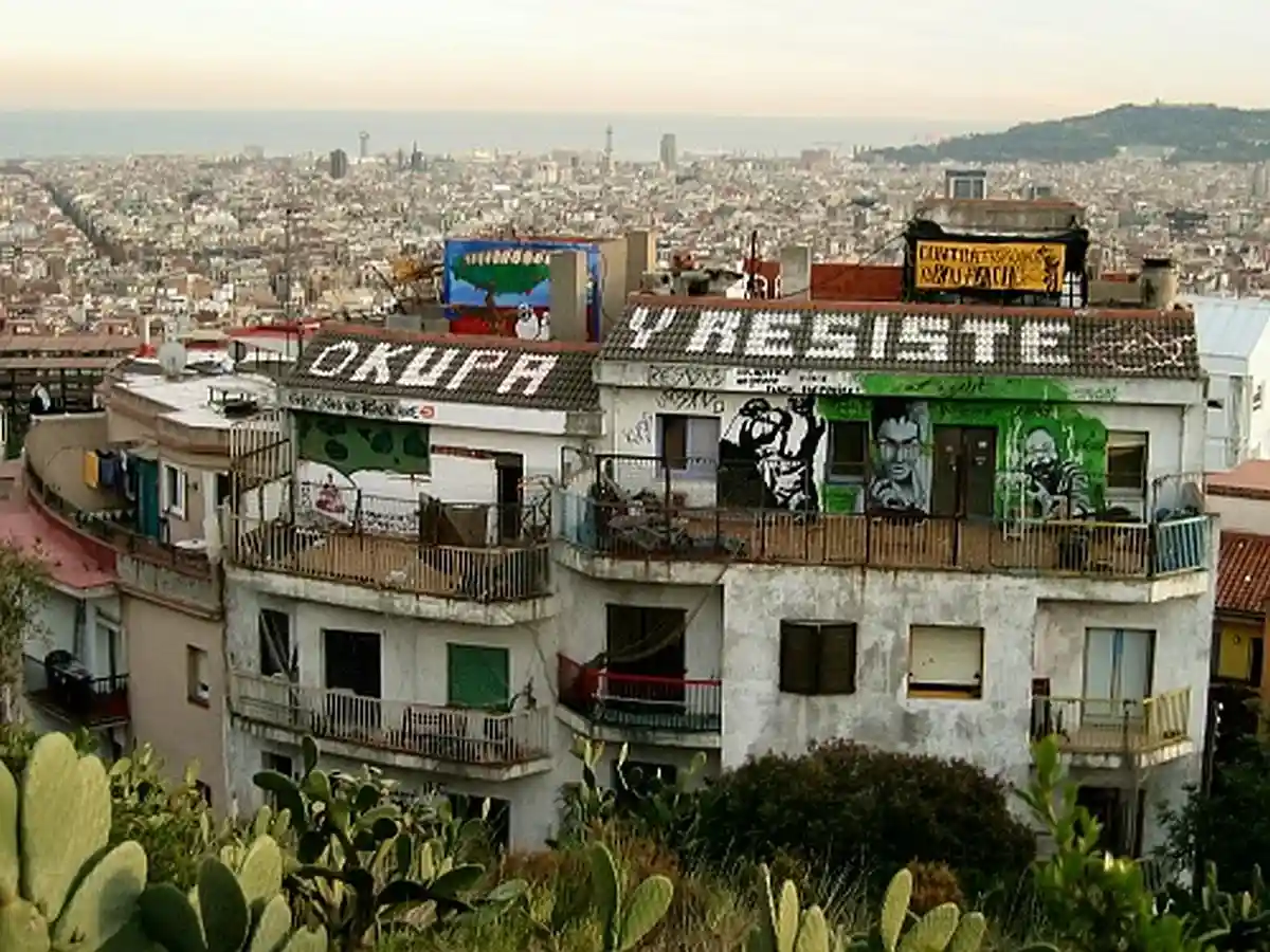 Незаконно занятое здание в Барселоне. На крыше надпись: «Занимай и сопротивляйся!» foto: Wikimedia / Wikimedia.org