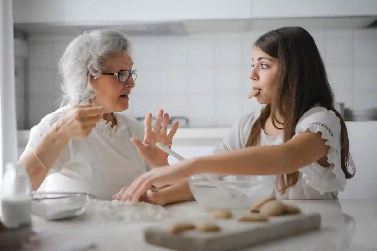 В соцсети Facebook большой популярностью пользуется группа «Бабушкины рецепты за 1 евро», насчитывающая 500 тыс. участников, которые активно обмениваются секретами кулинарной экономики. Фото: Andrea Piacquadio / Pexels.com