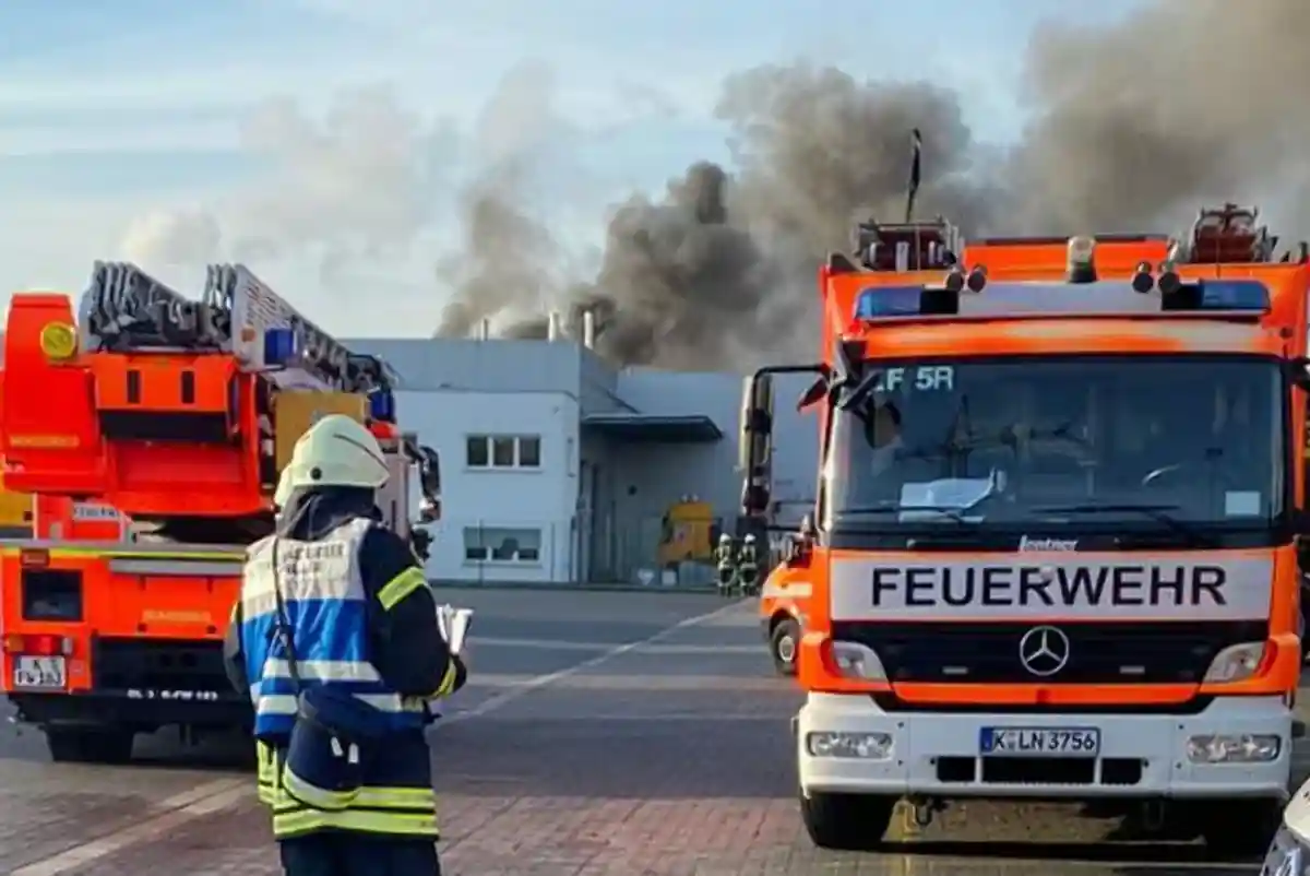 В Рондорфе после взрыва произошел пожар: несколько человек ранены Фото: Feuerwehr Köln/Facebook