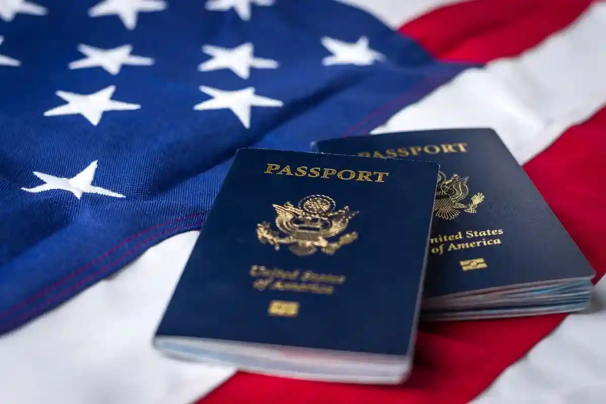 Паспорт США. Фото: LifetimeStock / shutterstock.com