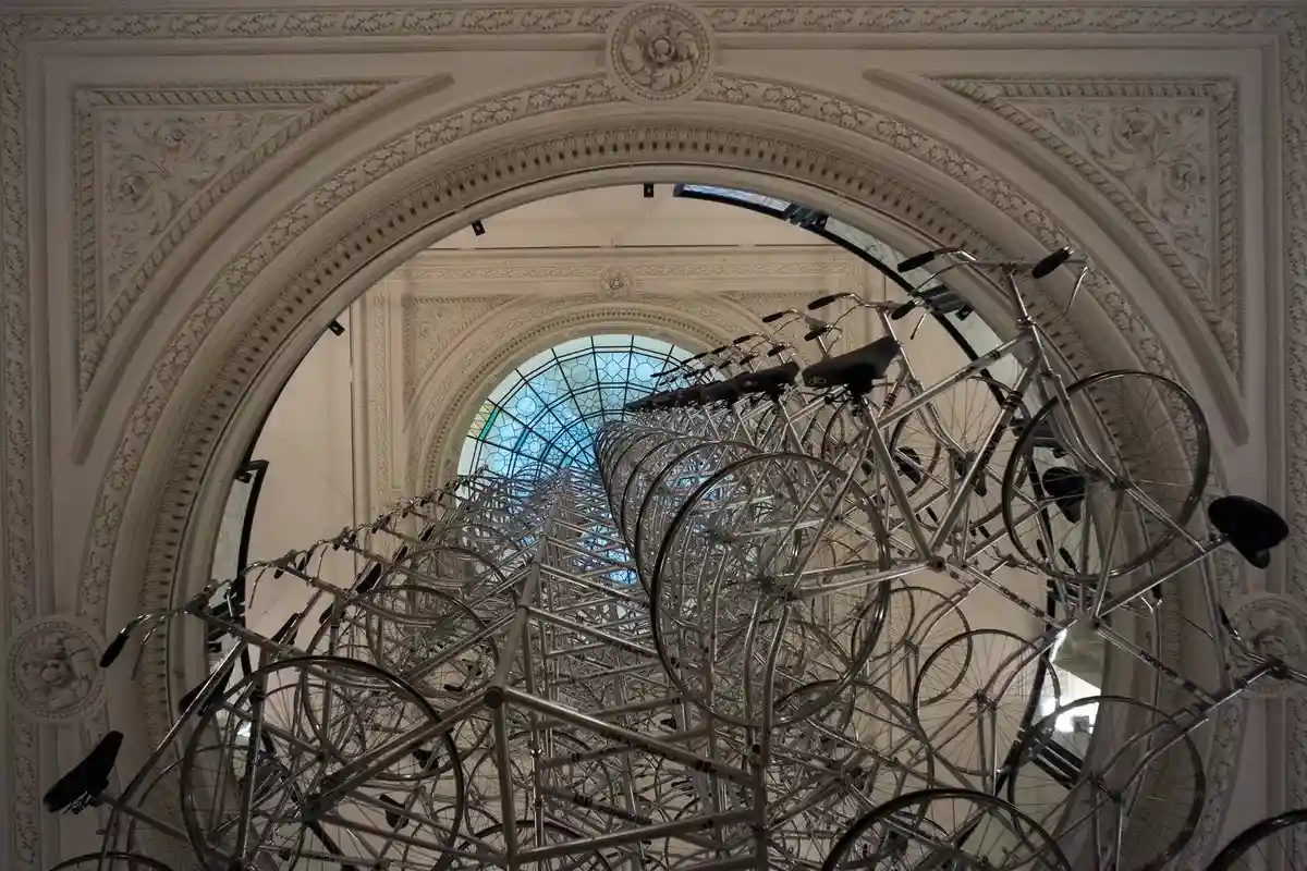 Инсталляция «Ai Weiwei – Evidence», 2014 г. Фото: Gropius Bau / facebook.com