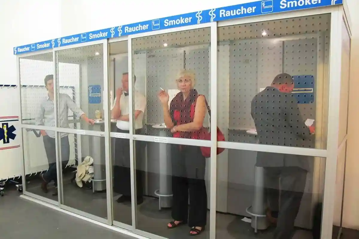 На вокзалах и аэропортах выделяются специальные кабинки для курения. Фото: aviasovet.ru