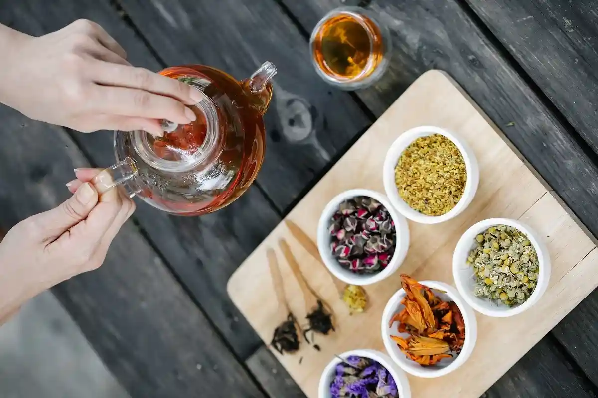 Травяной чай благотворно влияет на весь организм. Также можно комбинировать разные виды и получать каждый раз новые вкусы. Фото: Anna Pou / Pexels