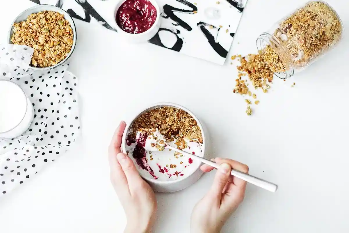 Лёгкий, быстрый, полезный - всё это о завтраке который можно создать с помощью кисломолочных продуктов. Фото: Daria Shevtsova / Pexels