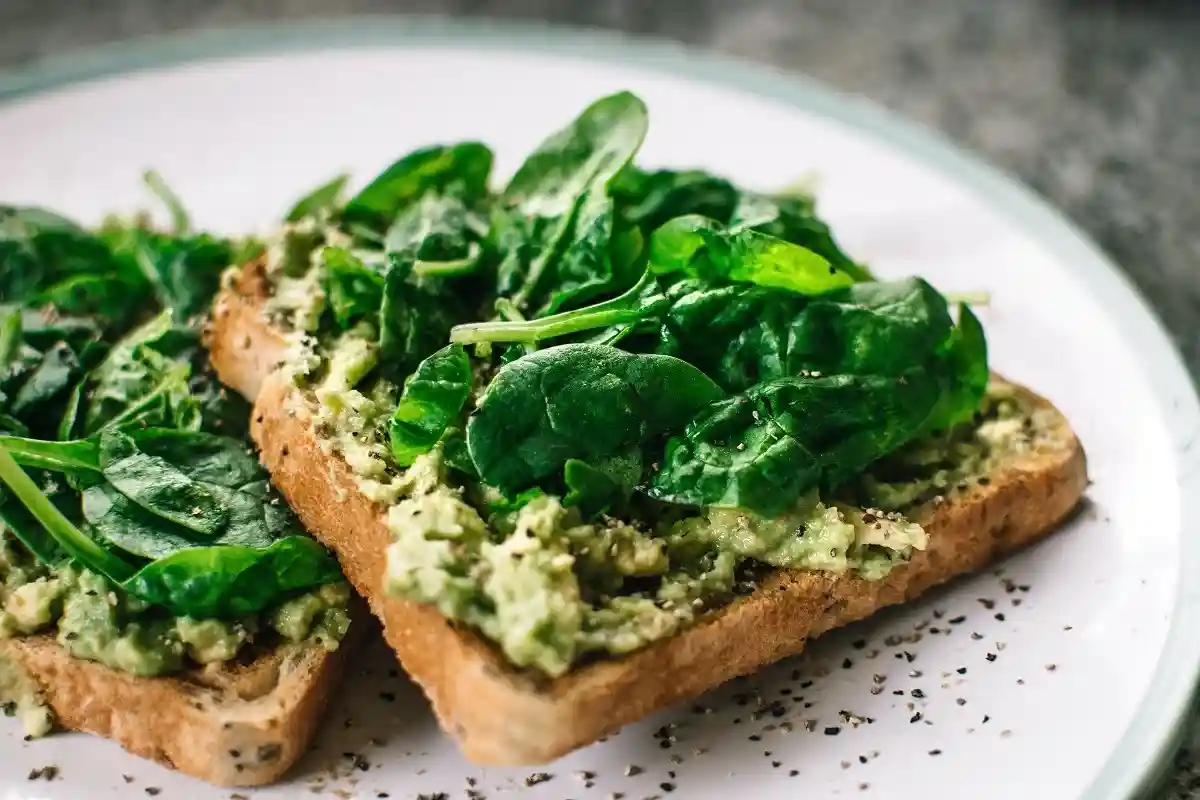 Зелень любое блюдо сделает эстетическим шедевром и положительно повлияет на ваше здоровье. Фото: Lisa / Pexels