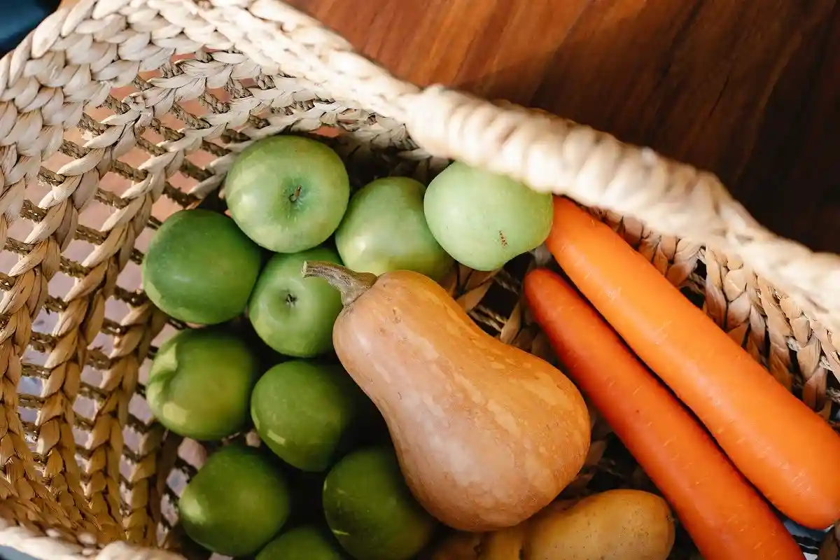Получение полезных витаминов возможно из фруктов и овощей, разнообразьте ими свой рацион. Фото: Sarah Chai / Pexels