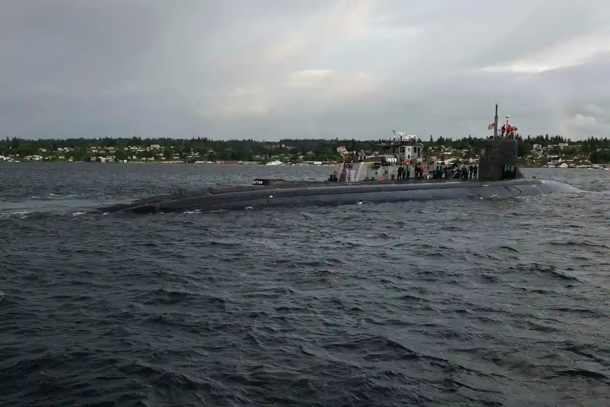 Американская подводная лодка столкнулась с неизвестным объектом