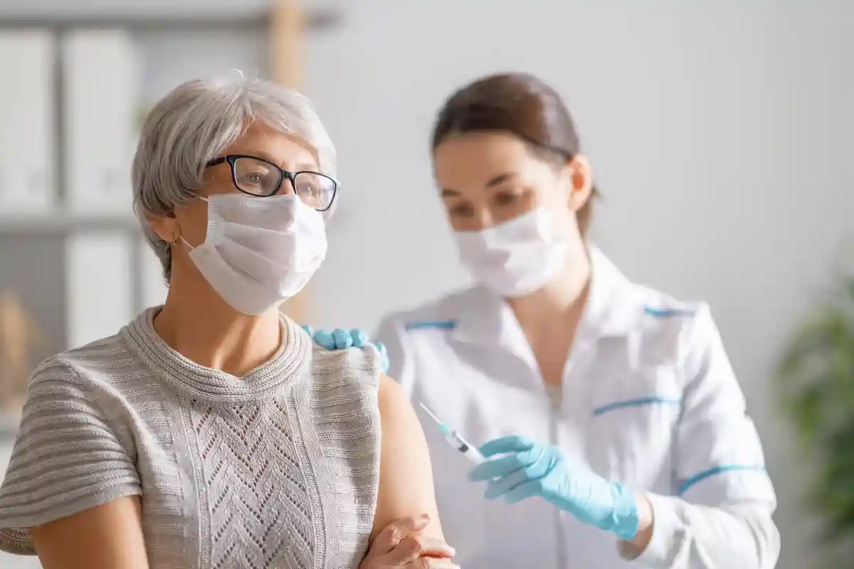 Вакцинация в Германии. Делать ли пожилым людям прививку?