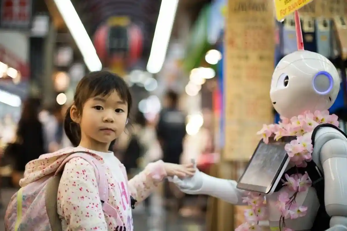 Рынок Куромон в Осаке. Девочка подружилась с роботом. Фото: Andy Kelly / unsplash.com.