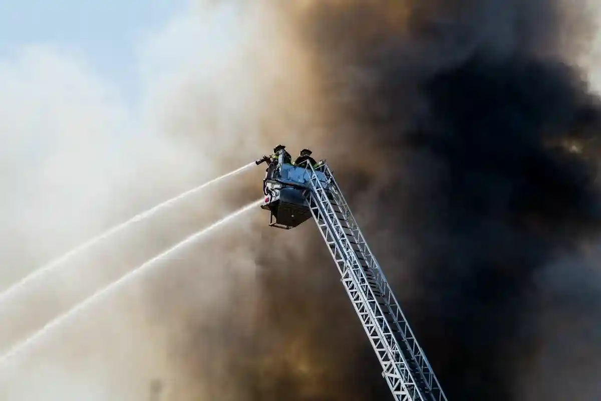 Пожар в Рексингене оценивают в 700 000 евро. Фото: Hermes Rivera / unsplash.com.