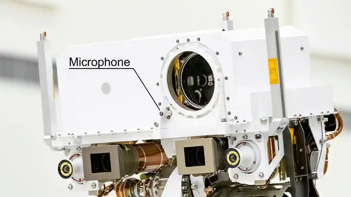 Марсоход НАСА Perseverance оснащен двумя микрофонами коммерческого класса, в том числе одним на мачте. Мачтовый микрофон является частью инструмента SuperCam. Фото: НАСА / Лаборатория реактивного движения-Калифорнийский технологический институт