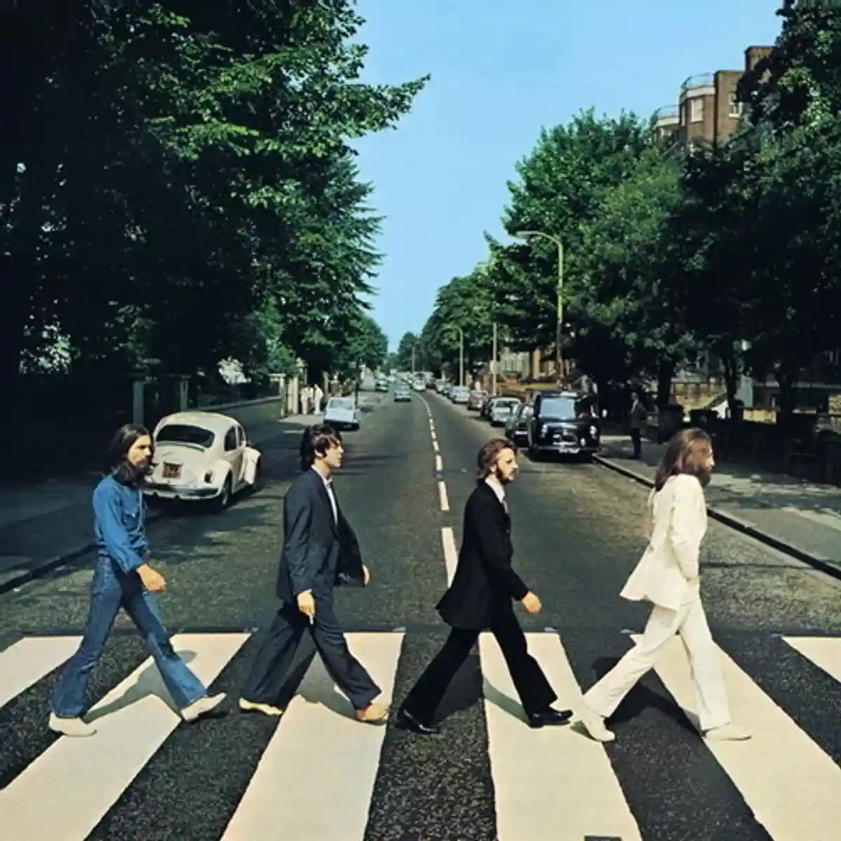 Обложка альбома The Beatles «Abbey Road». В этом изображении поклонники часто пытались найти скрытый смысл. Например, то, что битлы на фото уходят от студии, расценивалось как знак грядущего распада группы. Фото: Apple Records