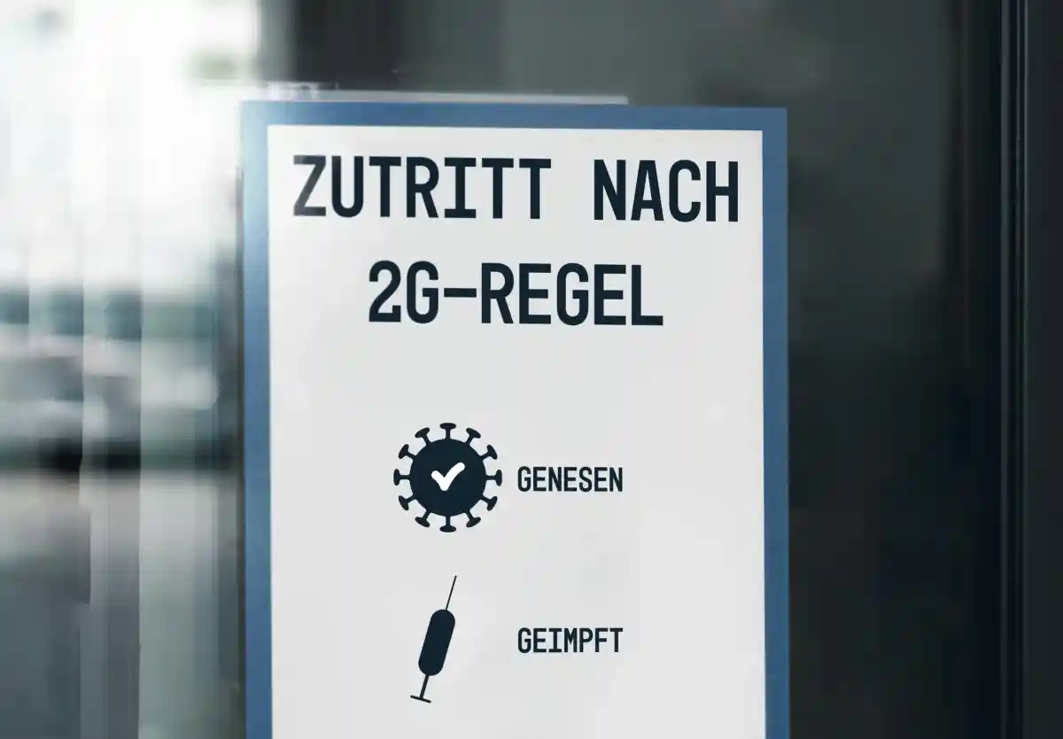 В Германии обсуждают введение локдауна. В настоящее время эксперты обсуждают замену правила 3G на правило 2G. Фото: Bihlmayer Fotografie / Shutterstock.com