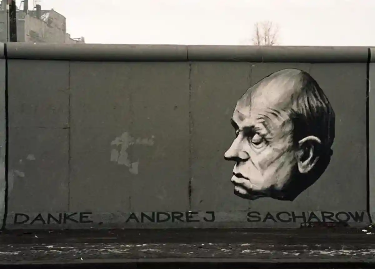 Портрет А.Д. Сахарова на фрагменте Берлинской стены. Надпись: «Спасибо, Андрей Сахаров (Danke, Andrej Sacharow)». Фото: Re2000 / Wikipedia.org 