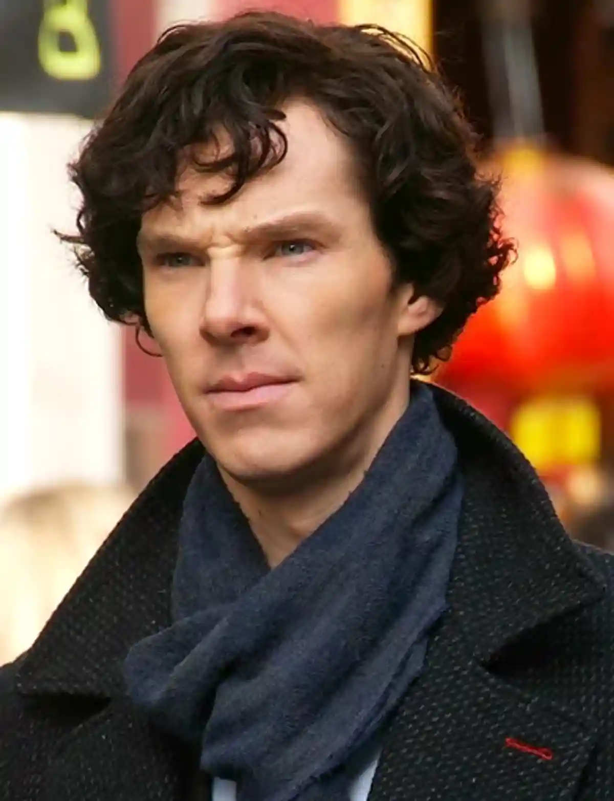 Бенедикт Камбербэтч в роли Шерлока Холмса. Фото: Benedict_Cumberbatch_filming_Sherlock.jpg / Wikipedia.org