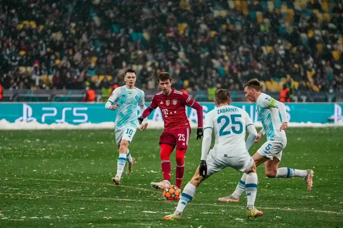 «Бавария» вырвала победу, Левандовски забил гол мечты фото 1