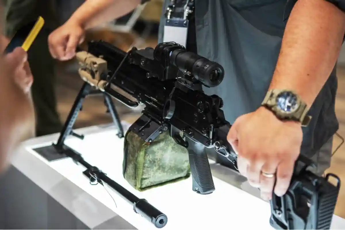 Демонстрация современного пулемета Фото: Dmitry Markov152/Shutterstock.com