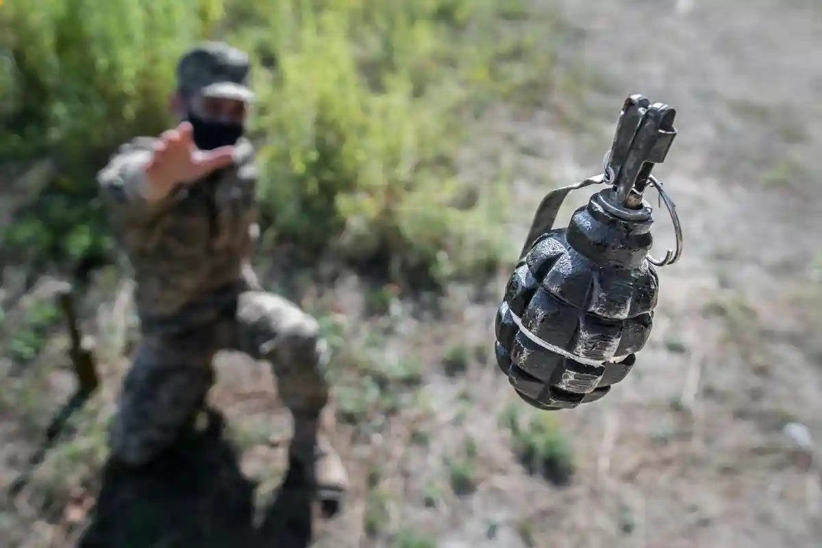 Как показывают ручную гранату в кино Фото: Dmytro Falkowskyi/Shutterstock.com