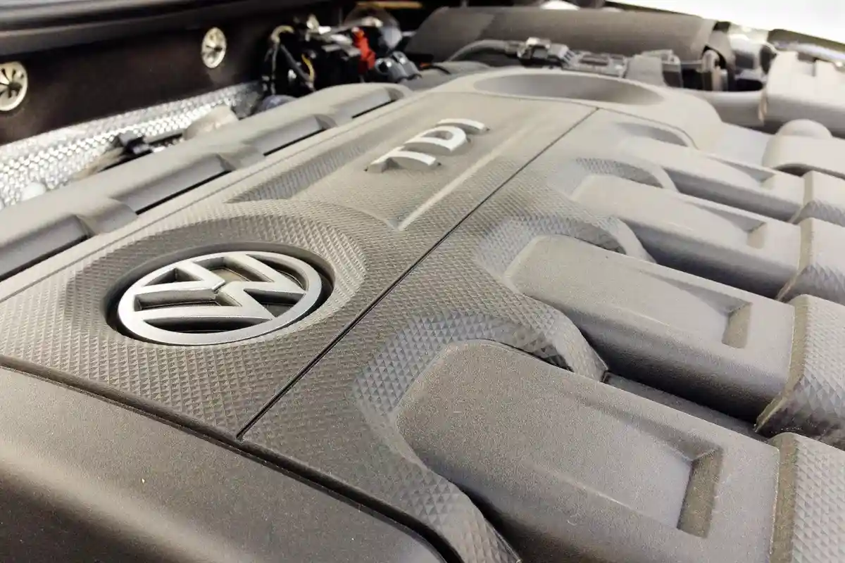 Крупным планом дизельный двигатель Volkswagen Фото: MeskPhotography/Shutterstock.com