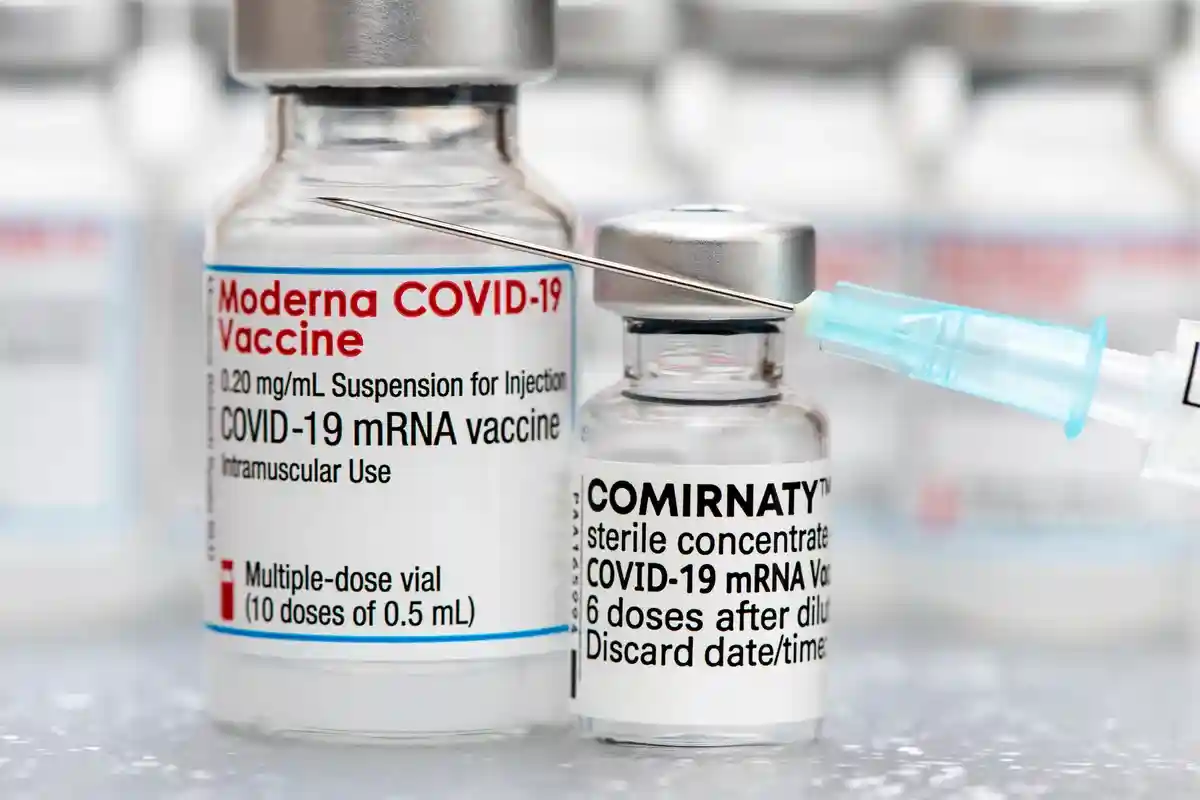 Вакцины Moderna и Pfizer-Biontech. Фото: Wolfilser / Shutterstock.com