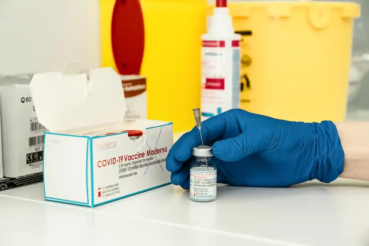 Вакцина Moderna в центрах вакцинации. Фото: BFotografie / Shutterstock.com