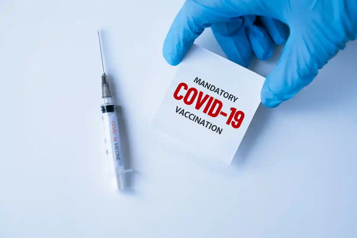 Обязательная вакцинация для всех против covid-19 Фото: Studio Roux/Shutterstock.com