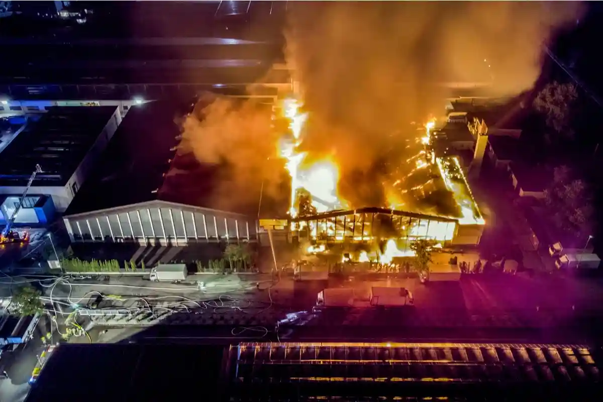 Пожар в Бохум-Ваттеншайд уничтожил склад компании Swecon. Фото: faboi / shutterstock.com