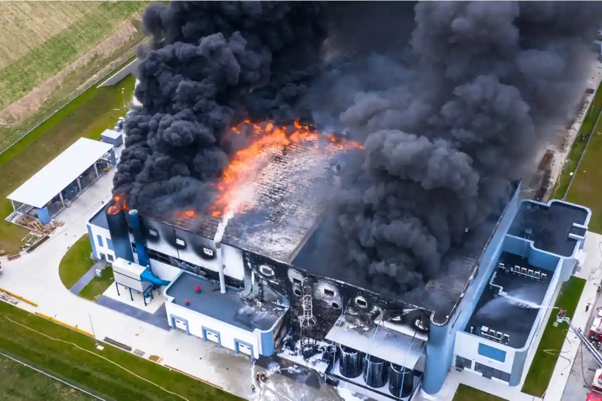 Пожар в Бохум-Ваттеншайд уничтожил склад компании Swecon. Фото: Lukasz Janyst / shutterstock.com