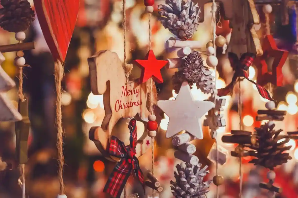 Праздничное украшение на рождественской ярмарке Фото: Song_about_summer/Shutterstock.com