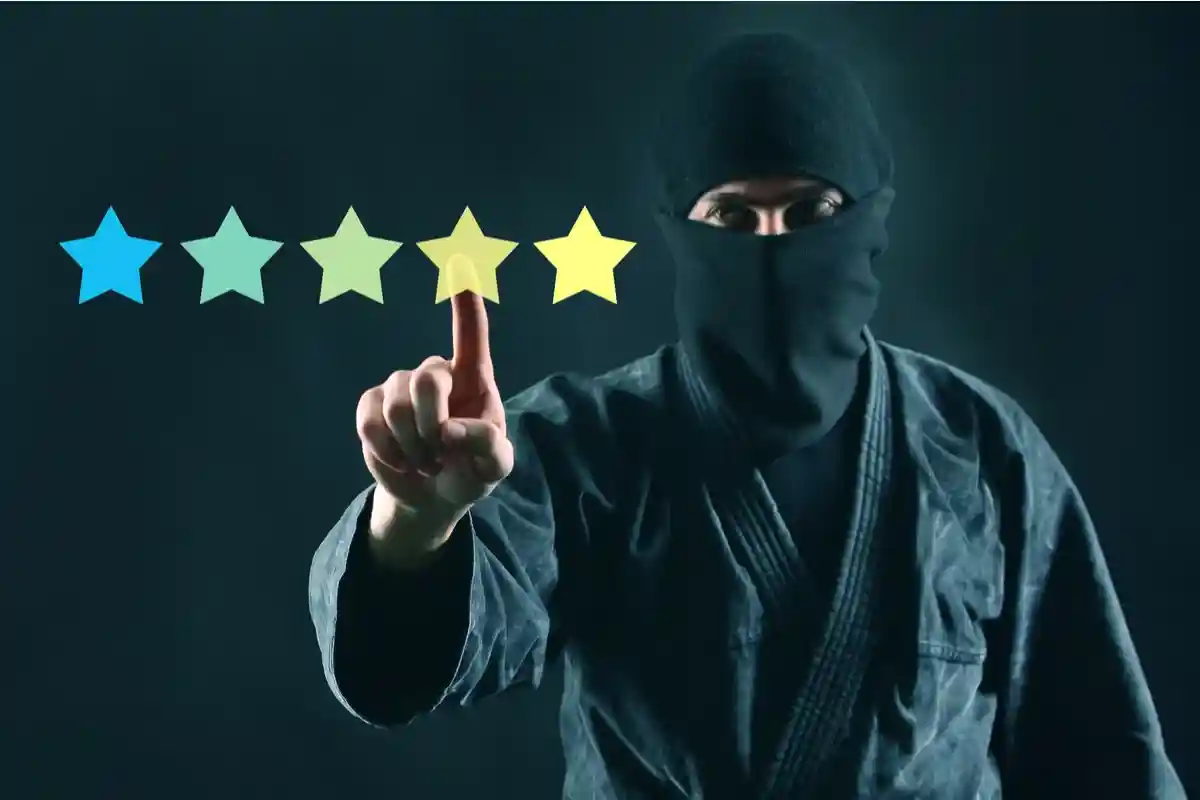 Рейтинг онлайн и ниндзя в маске на темном фоне Фото: Varavin88/Shutterstock.com