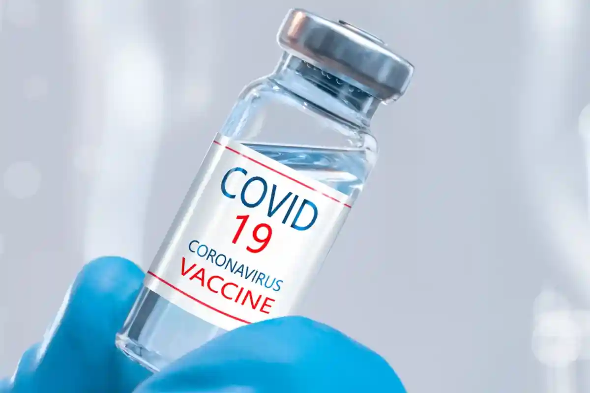 Сколько вакцина защищает от COVID-19 Автор: PalSand / shutterstock.com