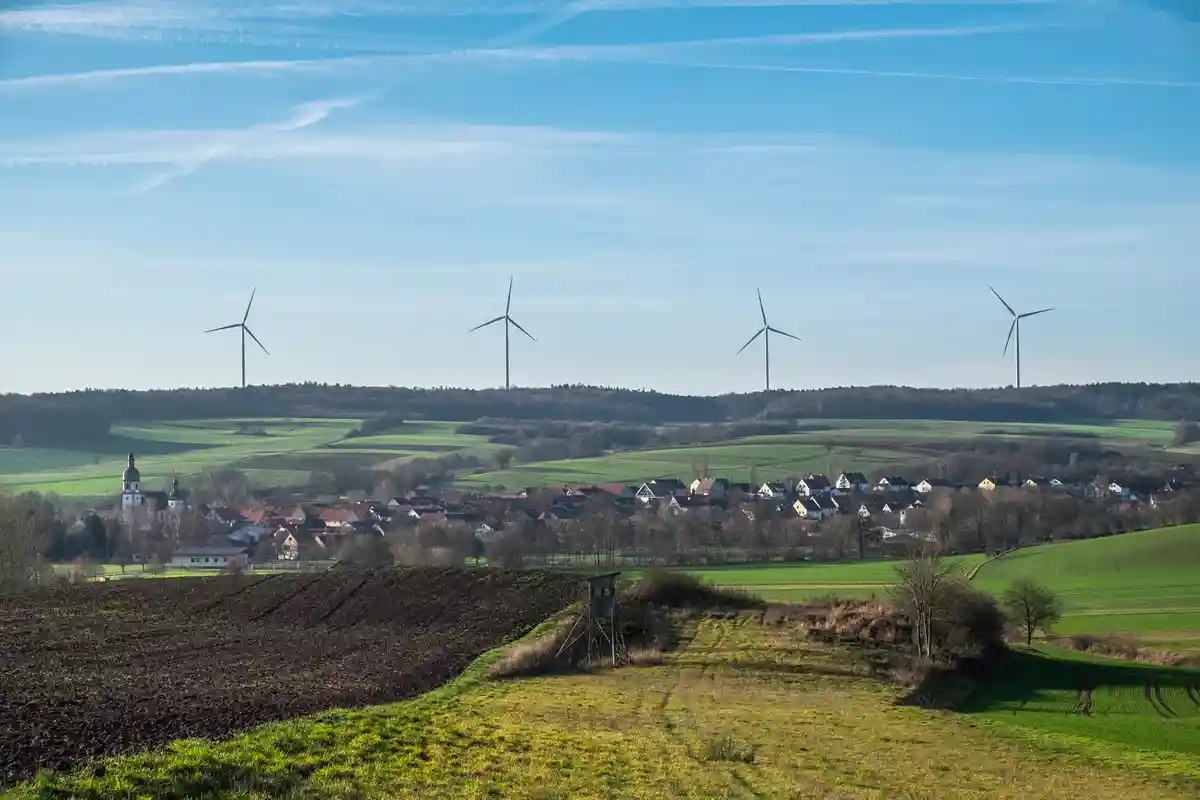 Ветряные турбины над деревней Мехенрид Фото: Klaus Wagenhaeuser/Shutterstock.com