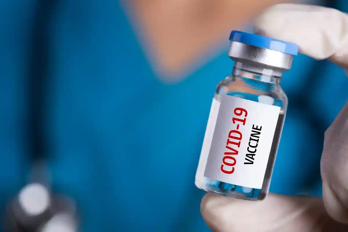 Врач держит вакцину COVID-19 Фото: siam.pukkato/Shutterstock.com