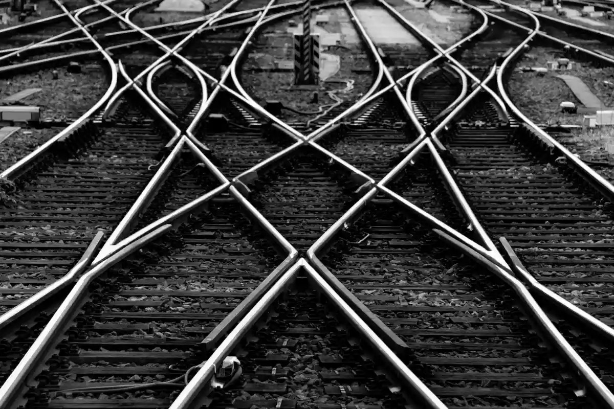 Железнодорожные пути со стрелками и развязками на главной железнодорожной станции во Франкфурте-на-Майне Фото: ON-Photography Germany/Shutterstock.com