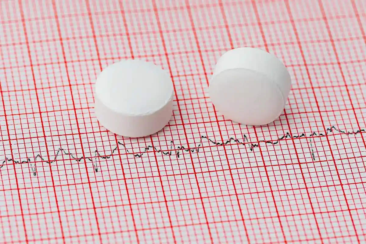 Принятие аспирина увеличивает риск сердечно-сосудистых заболеваний.