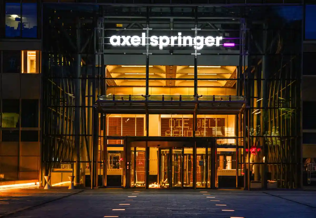 Медиагруппа Axel Springer будет увольнять за служебные романы