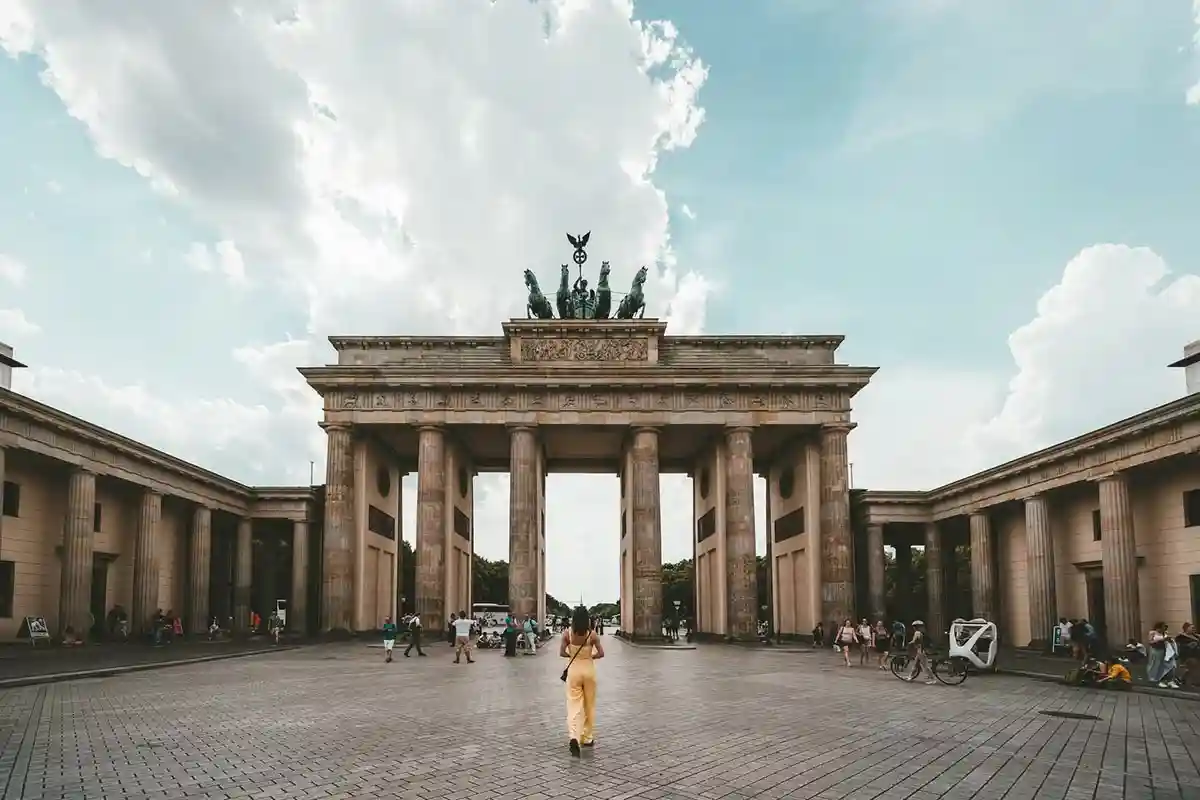 Бранденбургские ворота привлекают тысячи туристов со всего мира. Фото: Claudio Schwarz / Unsplash.com