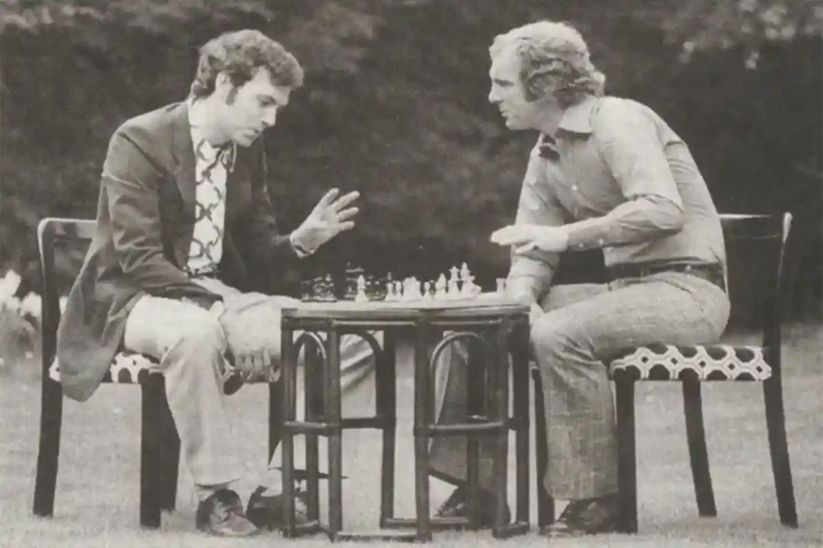 Два великих игрока – немец Франц Беккенбауэр и англичанин Бобби Мур, наслаждаются игрой в шахматы. Фото: bundesligaclassic.tumblr.com