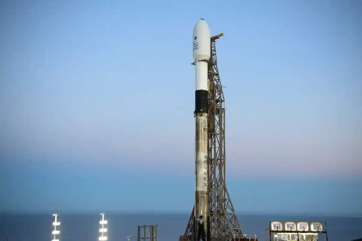 Ракета SpaceX Falcon 9 с космическим аппаратом Double Asteroid Redirection Test, или DART, на борту, видна на восходе солнца 23 ноября 2021 года. Фото: usatoday.com.