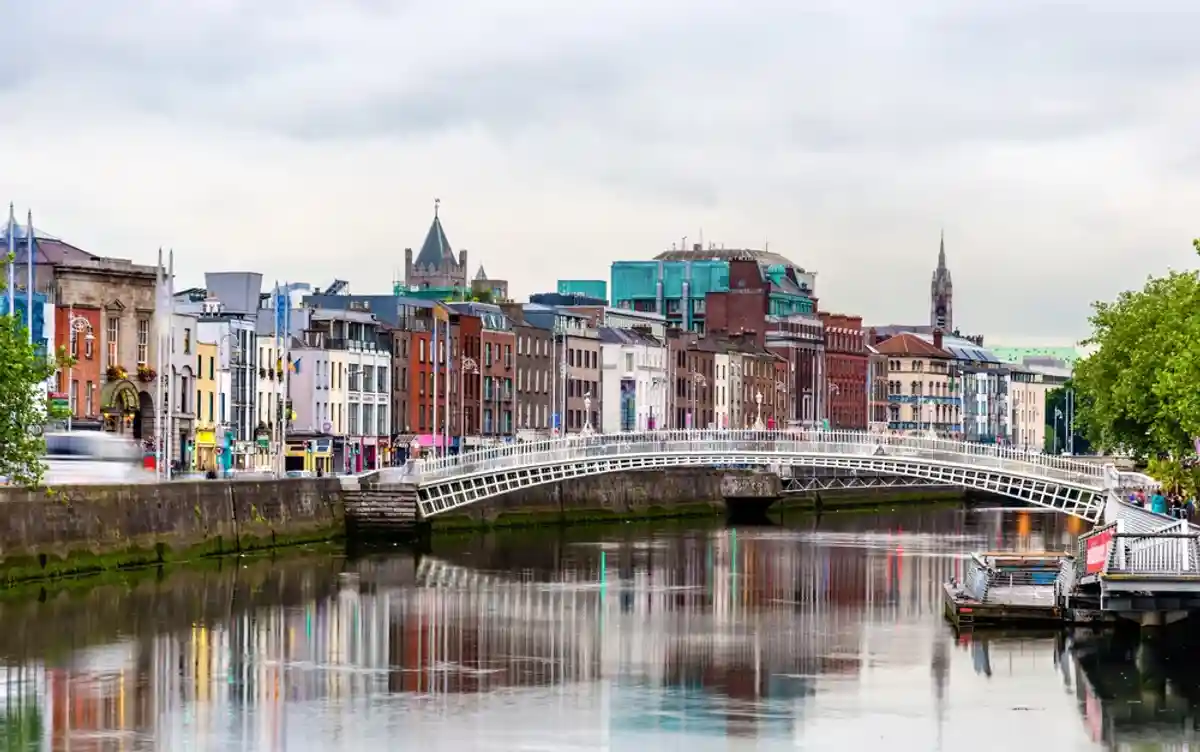 Дублин с Ha'penny Мост - Ирландия. Фото: Leonid Andronov / shutterstock.com